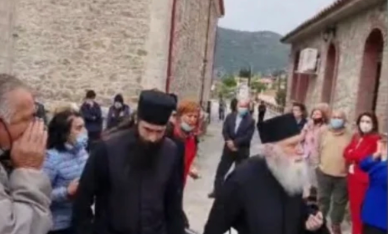 Χαμός στο Λιδωρίκι: Πιστοί προπηλάκισαν τον «παπαροκά» Νεκτάριο Μουλατσιώτη – «Ανάξιος»