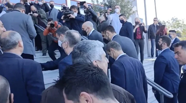 Σοκαριστικά συνθήματα κατά του Μητσοτάκη στο Βελλίδειο – Κοκκίνισε ακόμη και ο ίδιος ο πρωθυπουργός