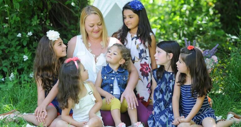 Ανύπαντρη γυναίκα υιοθέτησε 6 ορφανές αδερφούλες για να μην χωριστούν ποτέ η μία από την άλλη