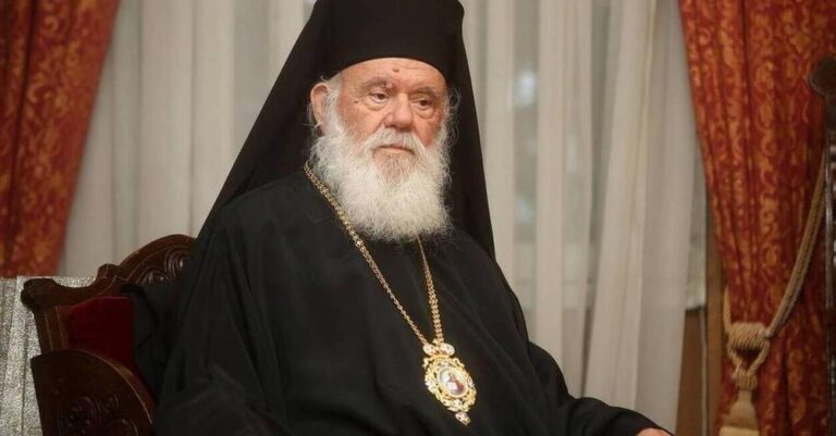 Έρευνα διέταξε ο αρχιεπίσκοπος Ιερώνυμος για τον ιερέα που αρνήθηκε συσσίτιο σε τρανς