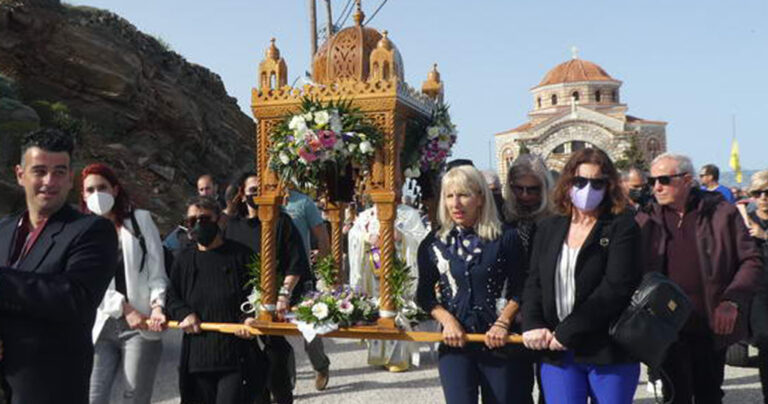 Σήκωσαν τον επιτάφιο οι γυναίκες στον Άγιο Δημήτριο Σύρου