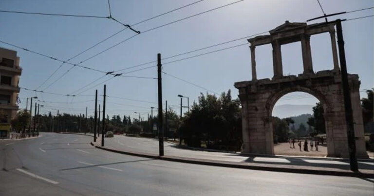 Κυριακή του Πάσχα: Ερήμωσε η Αθήνα, άδειοι οι δρόμοι