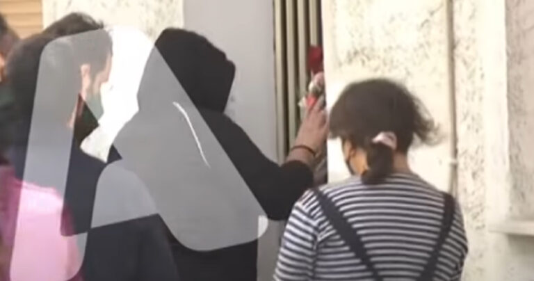 Ρούλα Πισπιρίγκου: Η στιγμή που η αδελφή της πετάει ενοχλημένη τα λουλούδια που άφησαν για τα 3 νεκρά παιδιά