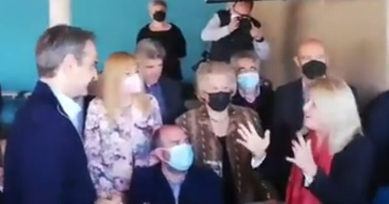 Αποθεώθηκε ο πρωθυπουργός από Ελληνίδα μέσα σε καφενείο