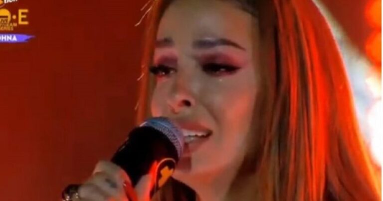 Χαμός με την Φουρέιρα – Γκρεμοτσακίστηκε πάνω στη σκηνή που τραγουδούσε