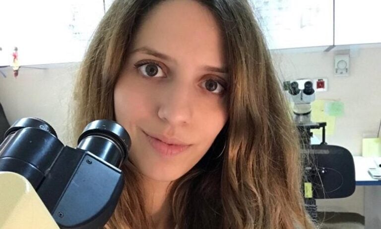 Χρύσα Στάμου: Η γιατρός που γεννήθηκε χωρίς ακοή και διαπρέπει στην Ιατρική