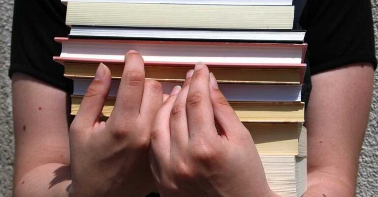 Τροπολογία «βόμβα» Χατζηδάκη: Καταργείται η κυριακάτικη αργία στα φροντιστήρια