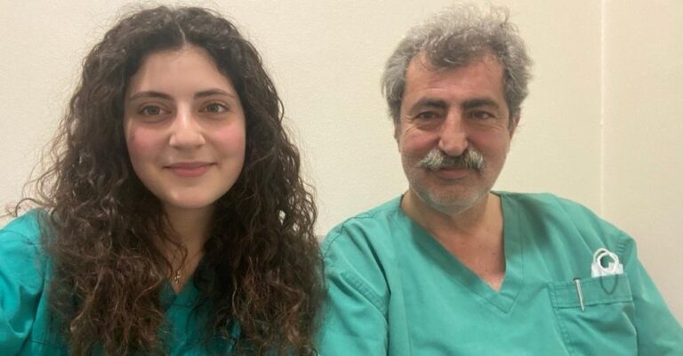 Παύλος Πολάκης: Παραδίδει μαθήματα ανατομίας στην κόρη του