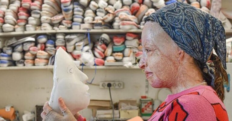 Είναι πανέμορφη: H Ιωάννα Παλιοσπύρου έβγαλε τη μάσκα και έδειξε το πρόσωπό της για πρώτη φορά