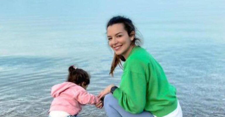 Νικολέττα Ράλλη: Διακοπές στο Costa Navarino μαζί με την κόρη της