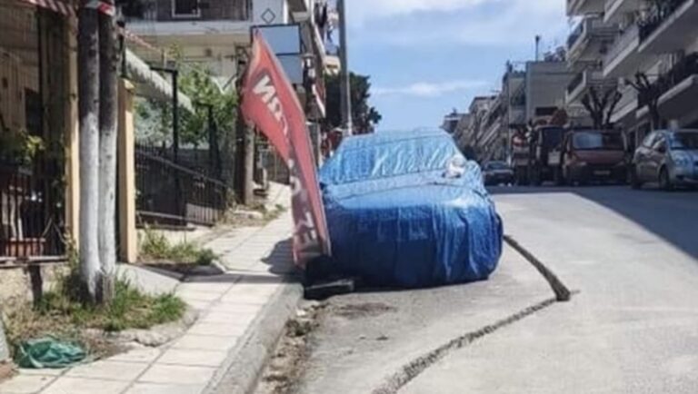 Ελλάδα 2022: «Έκοψαν» τον δρόμο γύρω από… παρκαρισμένο αυτοκίνητο