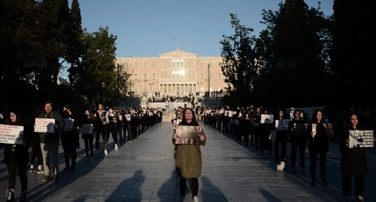 Να σταματήσει το «βάρβαρο» έθιμο του σουβλίσματος του αρνιού, είπαν δεκάδες vegan στο Σύνταγμα