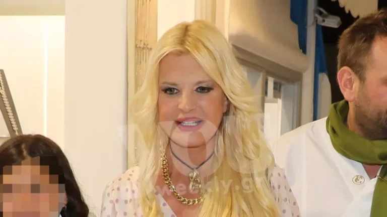 Σαν Barbie στη Μύκονο η Πατούλη: Με ροζ φούστα και ασορτί μπότα στα σοκάκια του νησιού