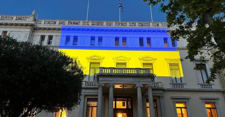 Προεδρικό Μέγαρο: Φωταγωγήθηκε με τα εθνικά χρώματα της Ουκρανίας