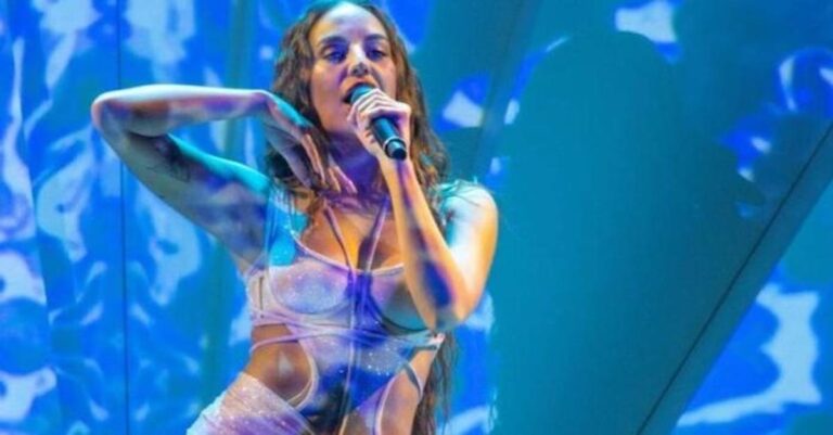 Eurovision 2022: Μάγεψε τα πλήθη η Ανδρομάχη – Έφερε τα πάνω κάτω στο Pala Olimpico με την ερμηνεία της