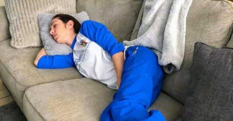 «Όταν παντρεύεσαι μία νοσηλεύτρια, παντρεύεσαι και την δουλειά της»: Συγκινεί η ανάρτηση αυτού του συζύγου και μπαμπά