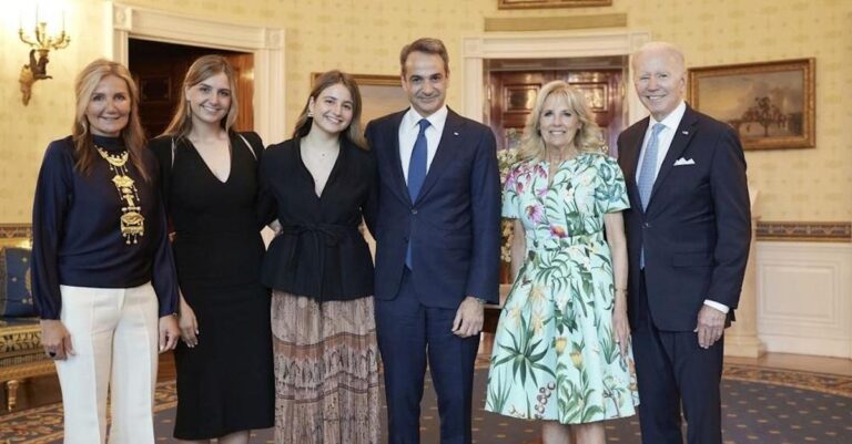 Κεραυνοί Κύρτσου: «Θεωρεί ότι πρωταγωνιστεί στη Δυναστεία! Πήρε τις κόρες του στον Λευκό Οίκο»