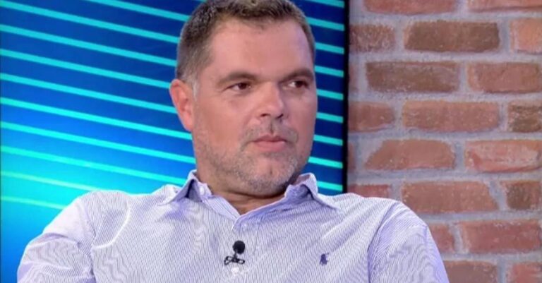 Δημήτρης Παπανικολάου: Ανάρτηση-«καρφί» σε Καπουτζίδη! «Δεν αυτοπροσδιοριζόμαστε με τους όρους έξυπνοι η πετυχημένοι»