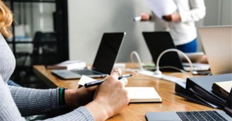 Mηνιαία άδεια σε εργαζόμενες για πόνους περιόδου – Η Ισπανία φέρνει νόμο