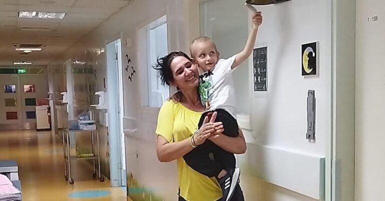 Ο Νικόλας κέρδισε τον καρκίνο και χτύπησε το καμπανάκι της νίκης