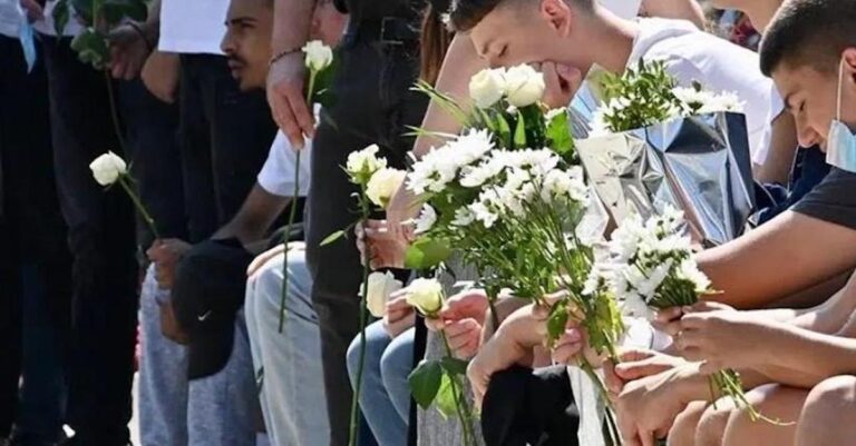 Συγκλονίζουν οι εικόνες στην κηδεία του αυτόχειρα 14χρονου: «Μάκη, ζεις»