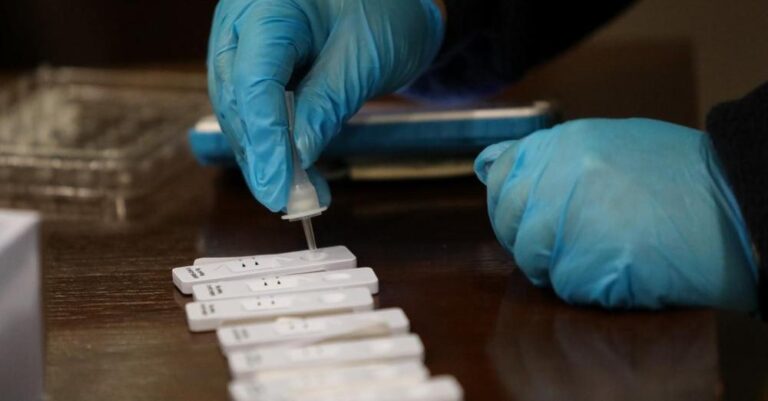 Κορωνοϊός: Υποχρεωτικό το rapid test για τους ανεμβολίαστους εργαζόμενους
