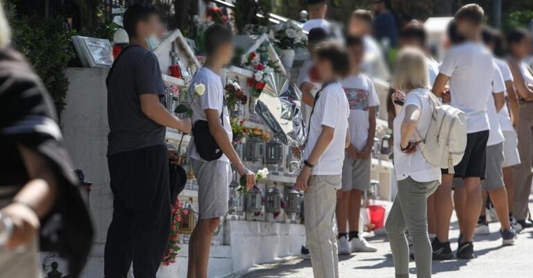 Αυτοκτονία 14χρονου: Δεν πήγαν στην κηδεία οι καθηγητές και ο διευθυντής – «Έβλεπαν το bullying και δεν έκαναν τίποτα»