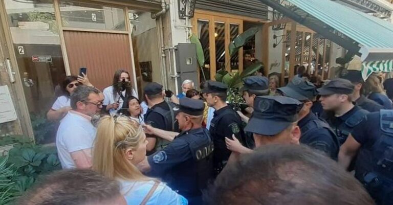 Οι υγειονομικοί μπλόκαραν τον Μητσοτάκη στον Βόλο με συνθήματα