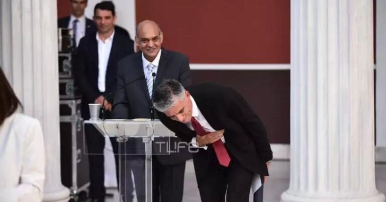 Η θερμή υπόκλιση του τζέντλεμαν Νίκου Ευαγγελάτου στην Κατερίνα Σακελλαροπούλου που τον βράβευσε για το δημοσιογραφικό του έργο