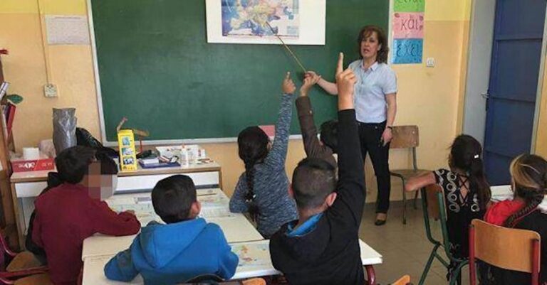 Κλαίνε όταν τα παίρνουν για δουλειά: Δασκάλα περιγράφει πώς έκανε τα παιδιά Ρομά να αγαπήσουν το σχολείο