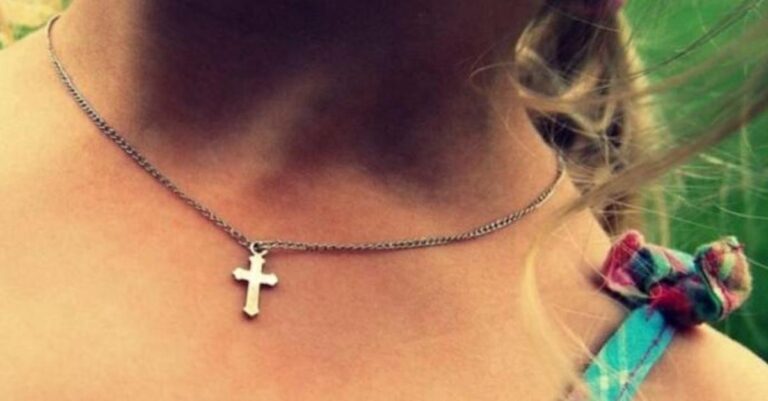 Για αυτούς που φοράνε Σταυρό στο λαιμό…