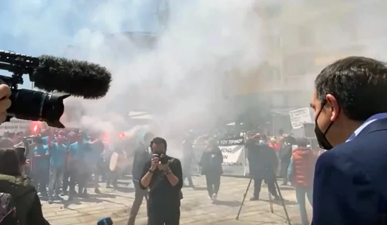 Σούπερσταρ ο Αλέξης Τσίπρας: Tον υποδέχτηκαν με καπνογόνα και κόρνες στην Καβάλα