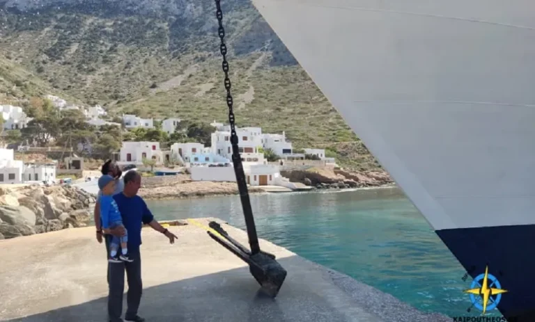 Συγκινητικός αποχαιρετισμός πλοίου στην Σίφνο: Έριξε άγκυρα πάνω στο μώλο, φίλησε το λιμάνι κι έφυγε