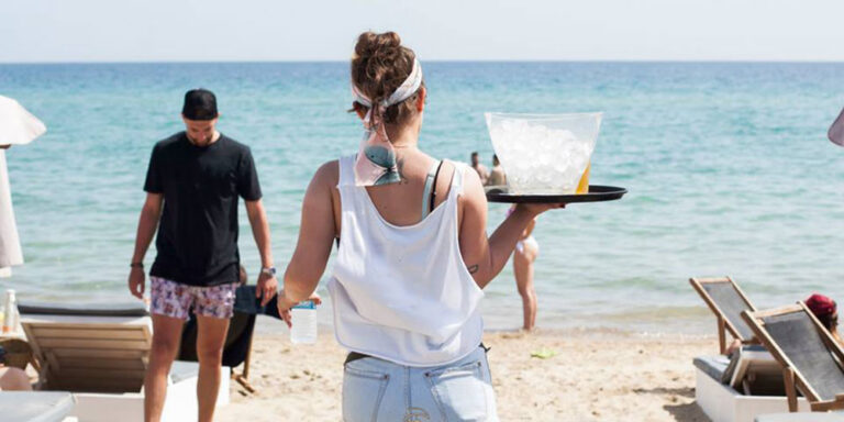 Γιατί δεν βρίσκουν εργαζόμενους οι τουριστικές επιχειρήσεις στην Ελλάδα;