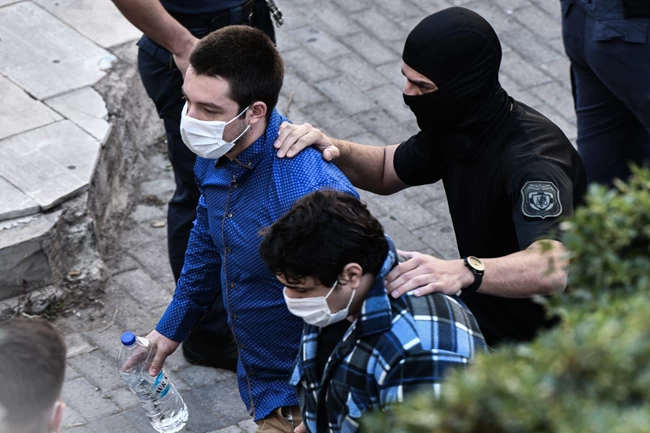Δολοφονία Τοπαλούδη: Σε κλάματα ξέσπασε ο πατέρας - Ο σπαραγμός της μητέρας 2 τοπαλούδη
