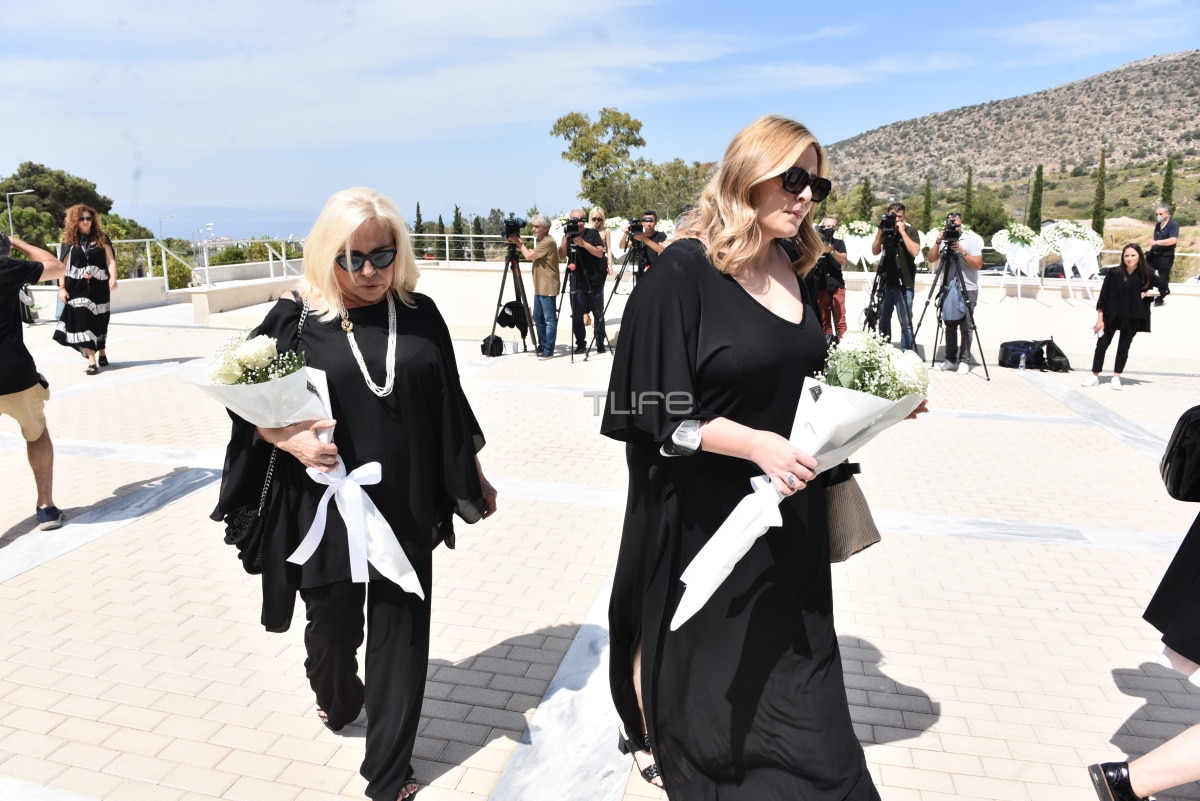 Κηδεία Δάκη: Σε κλίμα βαθιάς συγκίνησης το τελευταίο «αντίο» στον τραγουδιστή 15 argyraki