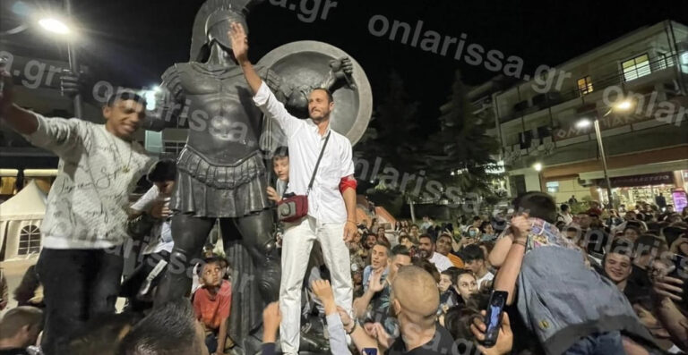 «Ξεφτίλισαν» την πόλη των Μυρμιδόνων για να υποδεχτούν τον Κατσαούνη του Survivor που πόζαρε σαν ημίθεος πάνω στο άγαλμα του Αχιλλέα