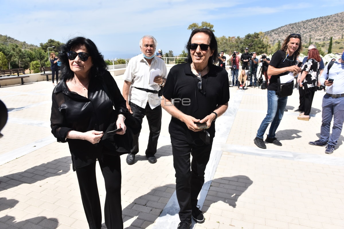 Κηδεία Δάκη: Σε κλίμα βαθιάς συγκίνησης το τελευταίο «αντίο» στον τραγουδιστή 8