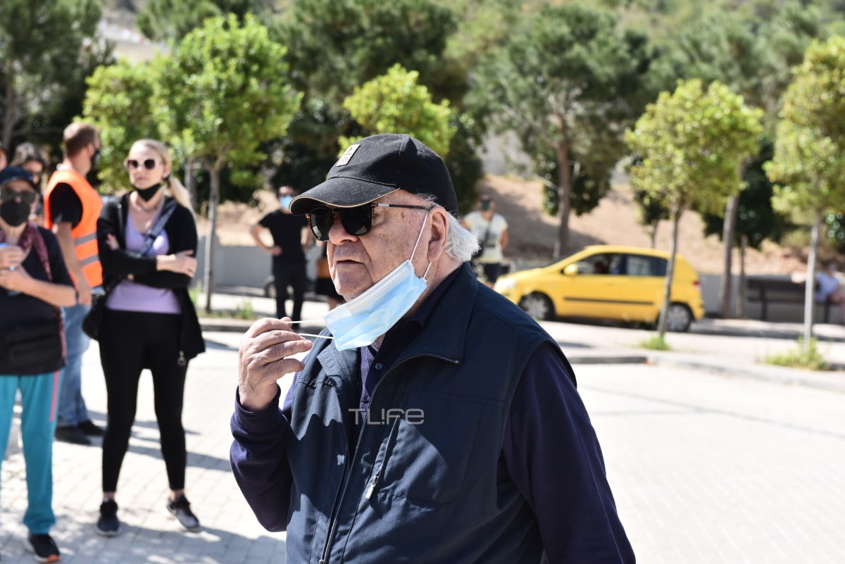 Κηδεία Δάκη: Σε κλίμα βαθιάς συγκίνησης το τελευταίο «αντίο» στον τραγουδιστή 3 plessas