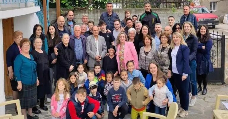 Ελασσόνα: Η γιαγιά Άννα γιόρτασε τα 100α της γενέθλια – Έχει 8 παιδιά, 16 εγγόνια και 23 δισέγγονα
