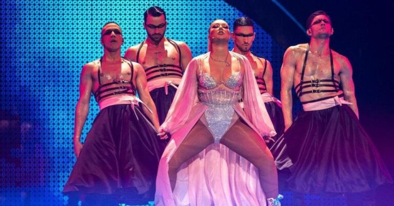 Eurovision: Σχημάτισε τον αετό της Αλβανίας στη σκηνή και μετά αποκλείστηκε από τον διαγωνισμό