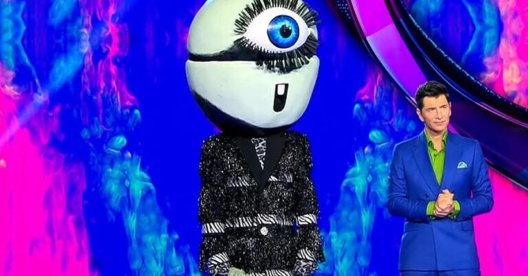 Άσχημα τα νέα για τον Σάκη Ρουβά: «Κόβεται» το Masked Singer
