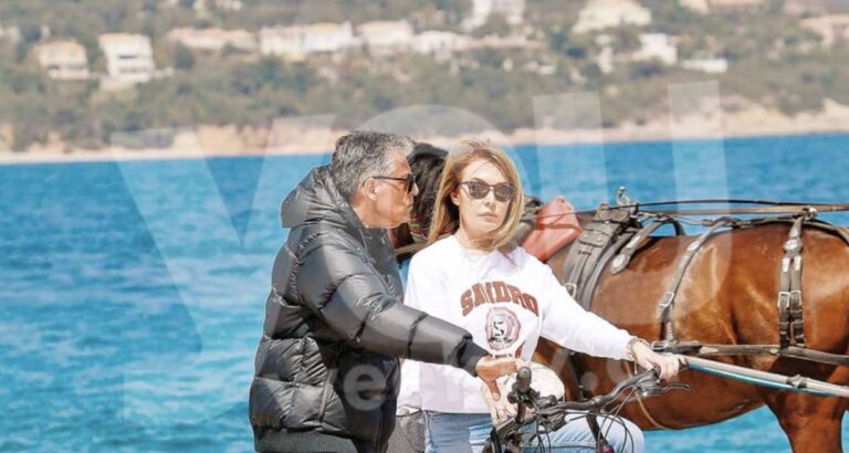Σαν ερωτευμένα πιτσουνάκια: Στεφανίδου και Ευαγγελάτος  στις Σπέτσες πάνω σε ποδήλατα