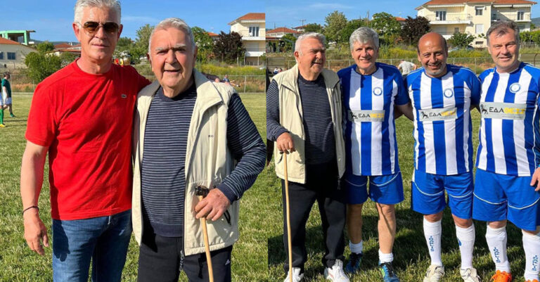 Πασχάλης Τερζής: Σπάνια δημόσια εμφάνιση στη Χαλκιδική – Με μπαστούνι σε ποδοσφαιρικό αγώνα