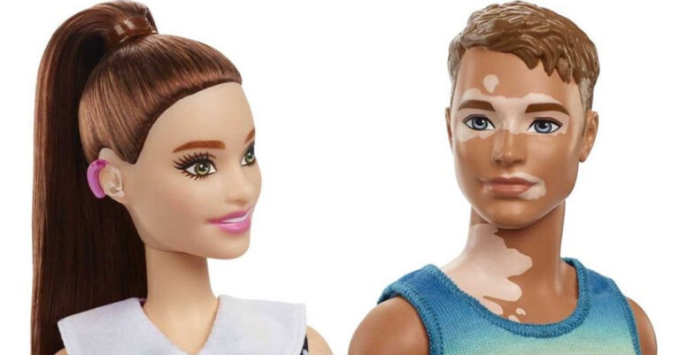 Η Barbie με ακουστικά βαρηκοΐας και ο Ken με λεύκη, με στόχο τη συμπερίληψη