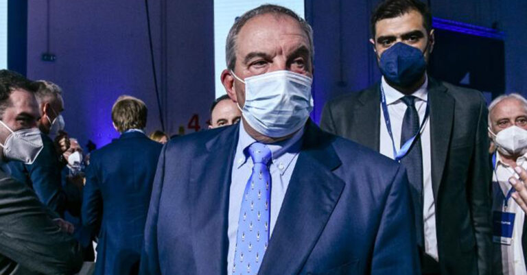 Συνέδριο ΝΔ: Ο Κώστας Καραμανλής φόρεσε γραβάτα με τσολιάδες