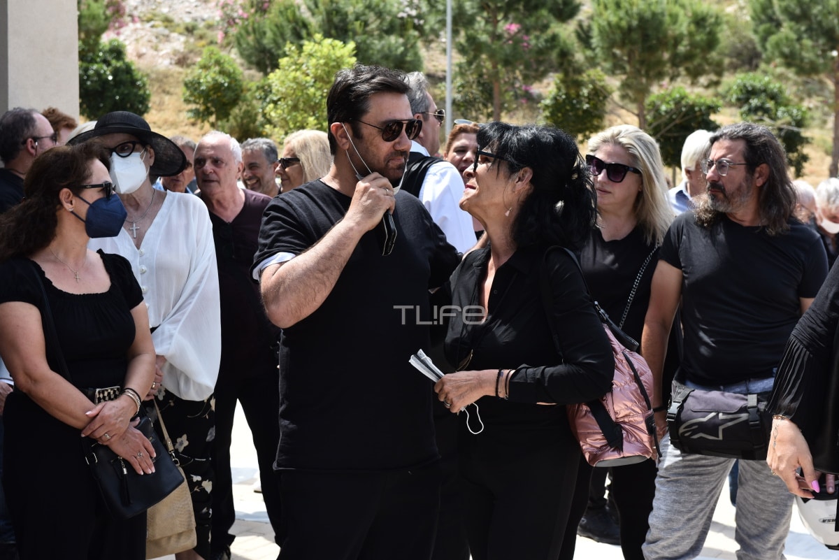 Κηδεία Δάκη: Σε κλίμα βαθιάς συγκίνησης το τελευταίο «αντίο» στον τραγουδιστή 10 vossou