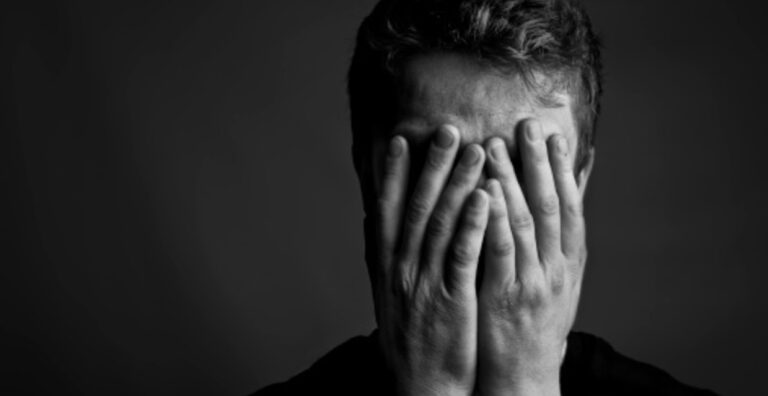 Εύβοια: Φοιτητής καταγγέλλει τους γονείς του για bullying επειδή είναι γκέι