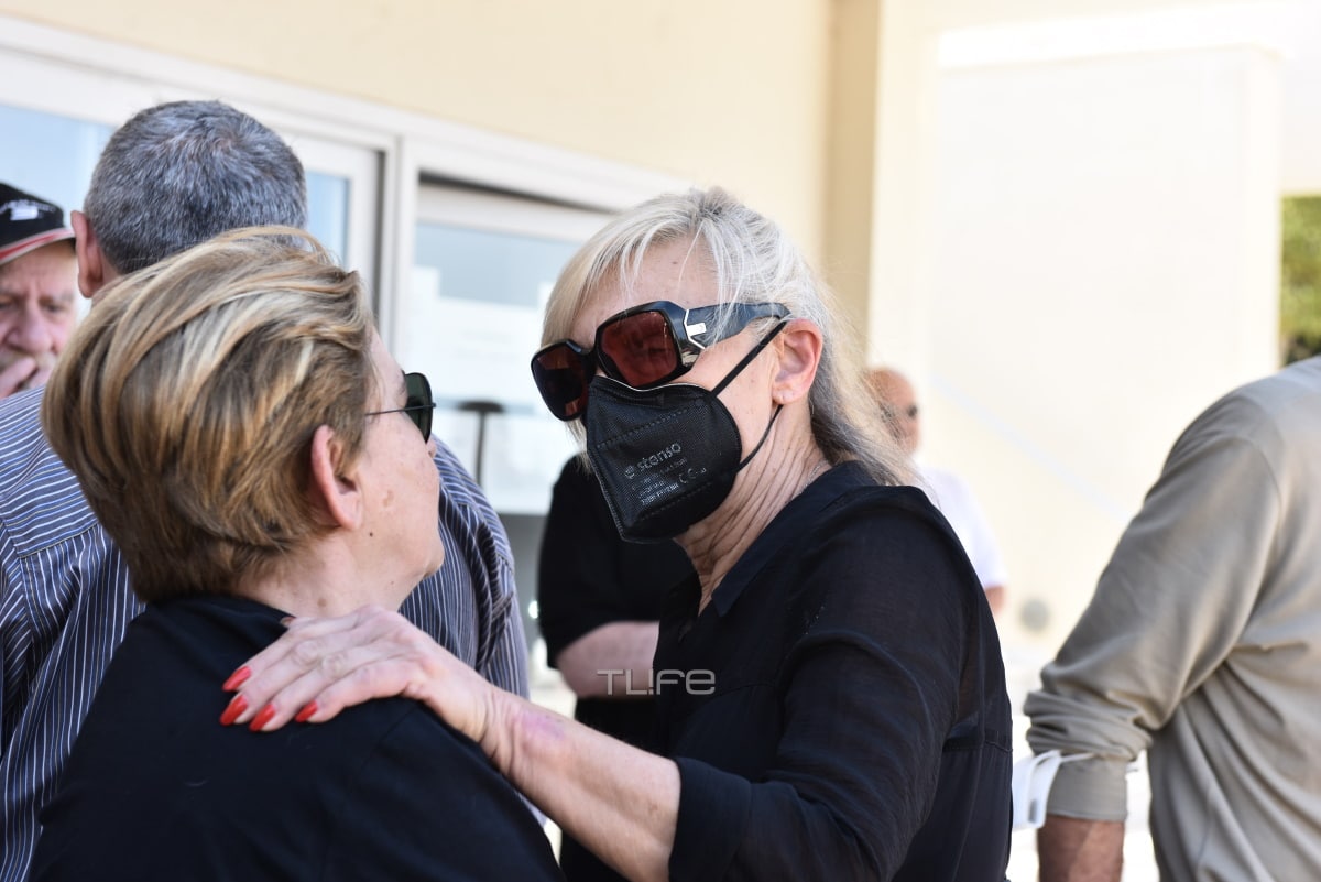Κηδεία Δάκη: Σε κλίμα βαθιάς συγκίνησης το τελευταίο «αντίο» στον τραγουδιστή 5 zaninou