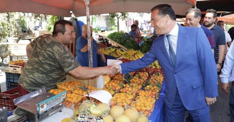 Στη λαϊκή αγορά Νέας Φιλαδέλφειας ο Άδωνις – «Να πηγαίνετε στις λαϊκές, οι τιμές συγκρατημένες»